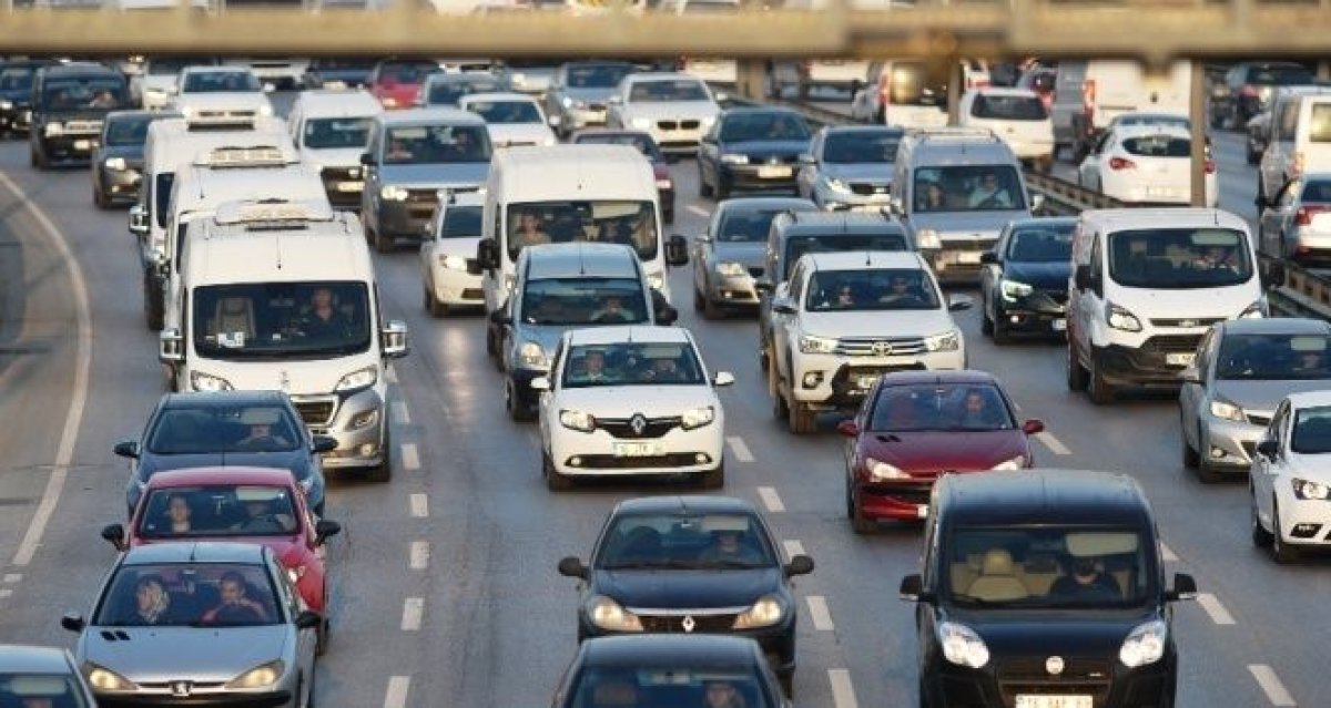 Mezitli Merkezinde Trafik ve Otopark Çilesi İsyana Götürüyor: Esnaf ve Sürücüler Çaresiz!